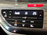 【オートエアコン】一度お好みの温度に設定すれば、車内の温度を検知し風量や温度を自動で調整。暑い&hellip;寒い&hellip;と何度もスイッチ操作をする必要はありません。快適な車内空間には必須の機能ですね♪