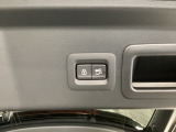 パワーリフトゲートは運転席とリフトゲート側、さらにアドバンストキーでも開閉が可能!開度は無段階にメモリー設定もできます。ゲート内側にタッチセンサーを配置し、手などを挟み込む危険を低減します。