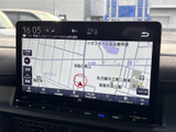 鮮明な地図表示で、目的地までスムーズに案内。渋滞情報も確認でき、運転の安心感を高めます。初めての場所でも迷わず行けます。