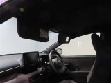 運転席・助手席にバニティミラー付サンバイザーを装備。