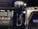 CVT車のセレクトレバーです。低速から高速まで、変速ショックのないスムーズな走りを実現するとともに、エンジン効率のよい領域を維持することで燃費にも貢献します。