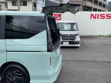 ☆セレナはデュアルバックなので後ろのスペースがあまり無くても荷物の出し入れができますよ♪