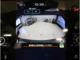 後方映像を11.6インチディスプレイに表示し、ステアリング連動ガイドラインが駐車をサポート。さらに後退時はリヤ4センサーが障害物を検知し、必要に応じてブレーキが作動します。