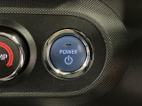 【プッシュボタンスタート】 スマートキーを携帯し、ブレーキを踏みながらボタンを押すだけでエンジンをかけることができます。