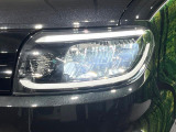 【LEDヘッドライト】悪天候や夜間走行時も良好な視界を確保し安心して運転できる高輝度LEDヘッドライトを装備!点灯速度が早く、消費電力も抑えられています。