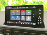見やすい大型ディスプレイが、運転中の情報収集をサポート。多彩な機能で、日々のドライブがより快適になります。操作も直感的に行えます。