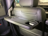【シートバックテーブル】出発前の準備や、停車中のちょっとした作業に便利なスペース。使わない時は折りたたんでおけるので、後部座席の広さを邪魔しません。必要な時だけサッと広げて使えるので便利です。