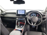 デザインもよく、居心地のよい運転席ですね。分かりやすいスイッチ類ですから操作もしやすく運転をサポートします。ぜひご来店いただき、実際にお座りいただいてステアリングを握ってみてください!