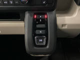 【エレクトリックギアセレクター】指先での直感操作が可能。スイッチ・ボタンの操作によってシフト操作を行うことができます。また、ハンドル周りやインパネをスッキリ見せてくれます。