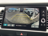 後方の状況を画面で確認できるので、狭い場所での駐車や車庫入れが安心です。ガイドライン表示で、距離感もつかみやすいです。