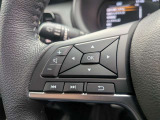 手元でオーディオの音量調整や選曲操作が可能です。運転中も視線を外さずにスムーズに操作でき、快適なドライブをサポートします。