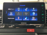 多彩な機能が搭載されたモニター画面。情報の確認や操作がしやすく、運転をより快適にしてくれます。