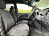 広々とした室内空間で、ゆったりとくつろげます。運転席からの視界も広く、快適なドライブをサポートします。清潔感も保たれています。