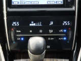 左右独立温度コントロールフルオートエアコンです。運転席、助手席それぞれで独立して温度設定ができます。冷え性の方が乗っても安心ですね♪