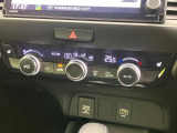 【オートエアコン】一度お好みの温度に設定すれば、車内の温度を検知し風量や温度を自動で調整。暑い&hellip;寒い&hellip;と何度もスイッチ操作をする必要はありません。快適な車内空間には必須の機能ですね♪