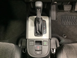 「e:HEV」搭載車です。日常シーンのほとんどをモーターで走行し、高速クルージングなどモーターよりもエンジンの方が効率が良い領域はエンジンで走行、あらゆる領域で優れた燃費走行を実現します。