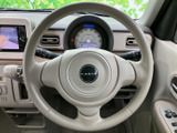 握りやすいステアリングは、運転の安定感と操作性を高めます。快適なドライビングをサポートする頼もしい相棒です。