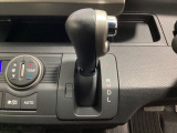 CVT車のセレクトレバーです。低速から高速まで、変速ショックのないスムーズな走りを実現するとともに、エンジン効率のよい領域を維持することで燃費にも貢献します。