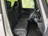 広々とした室内空間は、運転席でもゆったりとくつろげます。シートの形状も工夫されており、長距離運転でも疲れにくいでしょう。