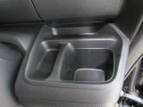 運転席から手の届きやすい位置に、ドリンクホルダーと小銭などを入れて置けるトレイが付いています。
