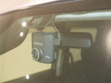 【ドラレコ前】今では車の必需品です。運転中の映像や音声を記録して残します。事故などが起きた場合の証拠になるので、もしもの時に役立ちます。
