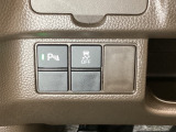 VSA装備車です。VSAはドライバーの操作と車の動きを見守っています。もし車の挙動が乱れたとき、4輪別々にブレーキをかけたり、エンジンパワーをしぼることによって車を安定させます。