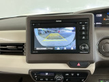 【バックカメラ】運転が苦手な方も車庫入れラクラクです!ギアをリバースに入れれば自動的に切り換わりますので、面倒な操作は不要です♪狭い駐車場もお車を傷つけず安心ですね!
