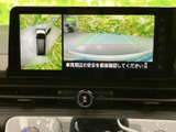 狭い場所での駐車や車庫入れをサポート。後方の状況を安全に確認でき、初心者の方でも安心です。ガイドライン表示で、より正確な駐車操作を支援します。