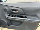 綺麗な運転席ドアトリムです。