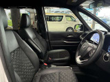 運転席の画像です。足元やシートまわりに余裕があり、リラックスした姿勢で運転が可能です。視界も良好で操作系へのアクセスもしやすく、快適で安心感のあるドライブをサポートします。
