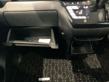 車検証入れになどにも使える便利な収納BOXあります。