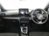 運転席・助手席を入れたインストルメントパネル全体画像です。