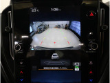 後方映像を11.6インチディスプレイに表示し、ステアリング連動ガイドラインが駐車をサポート。さらに後退時はリヤ4センサーが障害物を検知し、必要に応じてブレーキが作動します。