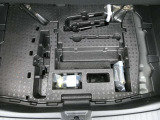 ラゲッジの下にはパンク修理キットが搭載されております!