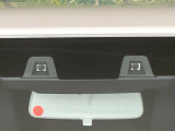 【スズキ セーフティサポート】走行中に前方の車両等を認識し、衝突しそうな時は警報とブレーキで衝突回避と被害軽減をアシスト。より安全にドライブをお楽しみいただけます。