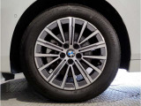 【BMWアロイホイル】軽量かつ強度に拘ったアロイホイル。走行性能ポテンシャルを引き出す設計。車の足元を引き締めてくれる大きなポイントはアロイホイルです。