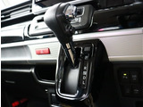 『1台』のお車に対して、3名体制で日々議論を重ね仕入れを行っております。