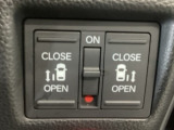 【両側パワースライドドア】両側がパワースライドドアになっており、運転席のスイッチやスマートキーでも開閉が可能です!開口部も広いので乗り降りも楽々♪