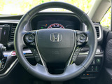 握りやすいステアリングは、運転操作を快適にします。操作性にも優れ、スムーズなドライビングを実現します。