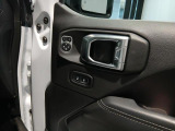 シンプルで扱いやすい運転席ドアのスイッチ類