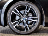 BMWの純正アロイホイールは軽量かつ強度にも優れているホイールで走行性能を引き上げる設計になっております。足元にもBMWは妥協がなくこだわっている個所になります。