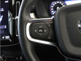 前方車を自動追従するアダプティブクルーズコントロールに加え、ステアリング操舵も行う進化型クルーズ『パイロットアシスト』を搭載。車体を車線内へと適正に維持しつつ先行車を忠実に追従します。