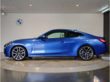 BMWではロングホイールベースの採用をしており、すべての車種に適用され、走行中の安定感の向上されております。また室内空間の広さにも貢献しております。