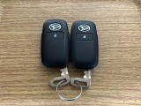 【スマートキー】 スマートキーを携帯していれば、ドアハンドルのボタンを押すだけでロックの解除ができます。