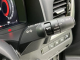 操作しやすい位置に配置されたウインカーレバーで、安全な車線変更をサポート。直感的に操作でき、運転に集中できます。スムーズな操作性を実感してください。