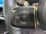 MINIの運転席操作部は、中央に構えるディスプレイが最大の特徴です。航空機を思わせるトグルスイッチなど、直感的で遊び心のあるメカニカルな操作感が、ゴーカートのような走りの高揚感を高めます。