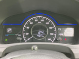 視認性の高いメーターで、運転に必要な情報を的確に把握できます。洗練されたデザインで、運転するたびに心地よい気分になります。夜間も明るく見やすいです。