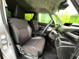 運転席まわりには十分なスペースがあり、大柄な方でもゆったり運転していただける環境です。