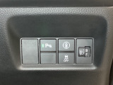 ハンドルの右側にはヘットライトリベライザーとHondaセンシング用のメインスイッチがついています。ヘッドライトリベライザーは道路状況や積荷の加重に応じてライトの高さを調節できます。