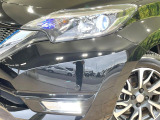 【LEDヘッドライト】悪天候や夜間走行時も良好な視界を確保し安心して運転できる高輝度LEDヘッドライトを装備!点灯速度が早く、消費電力も抑えられています。